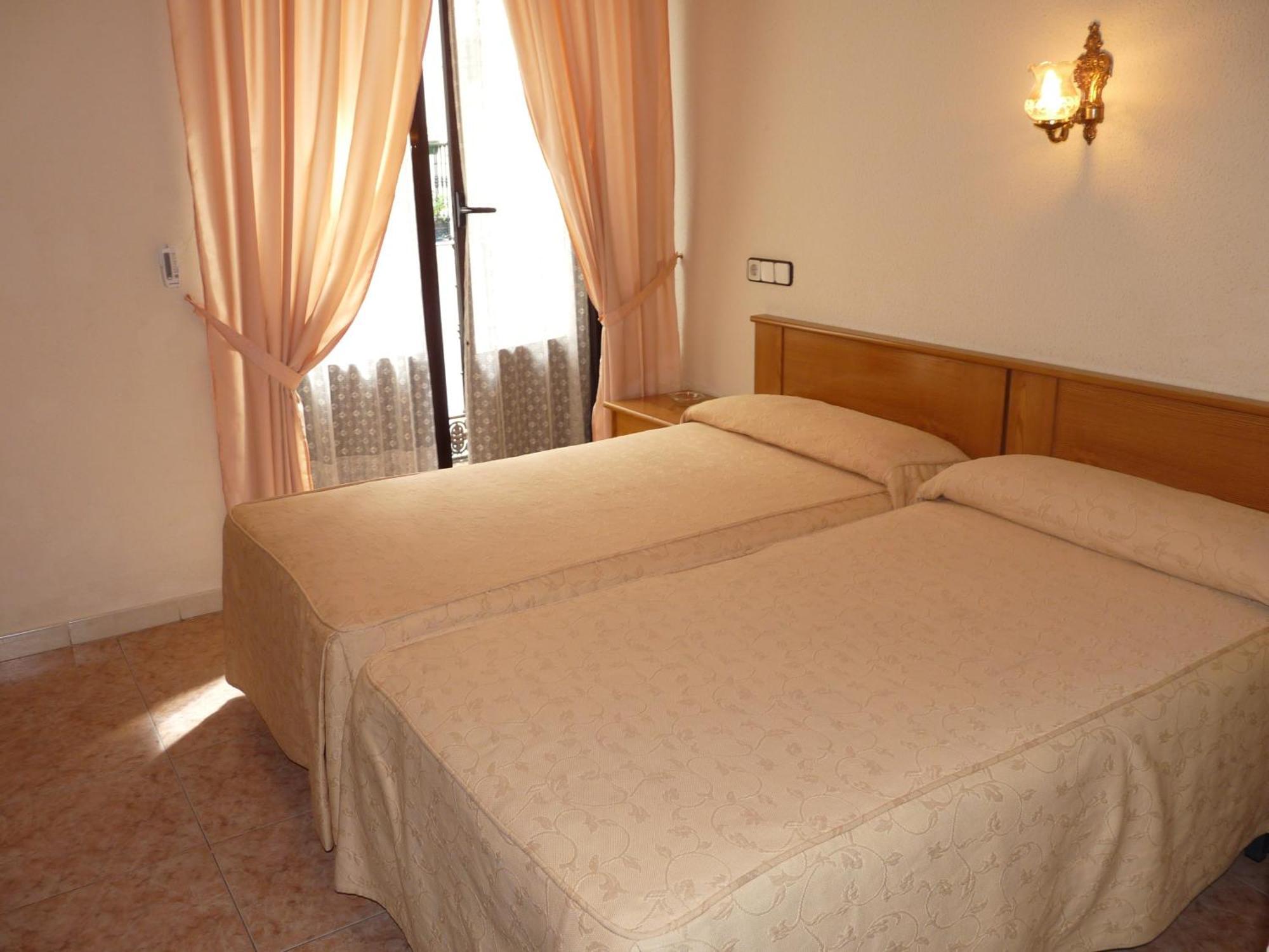 Hostal Fernandez มาดริด ภายนอก รูปภาพ