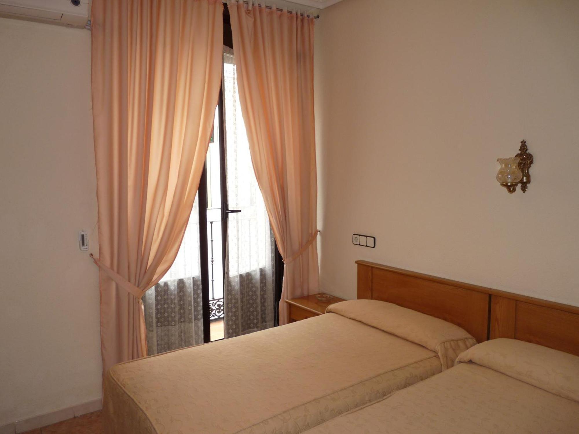 Hostal Fernandez มาดริด ภายนอก รูปภาพ