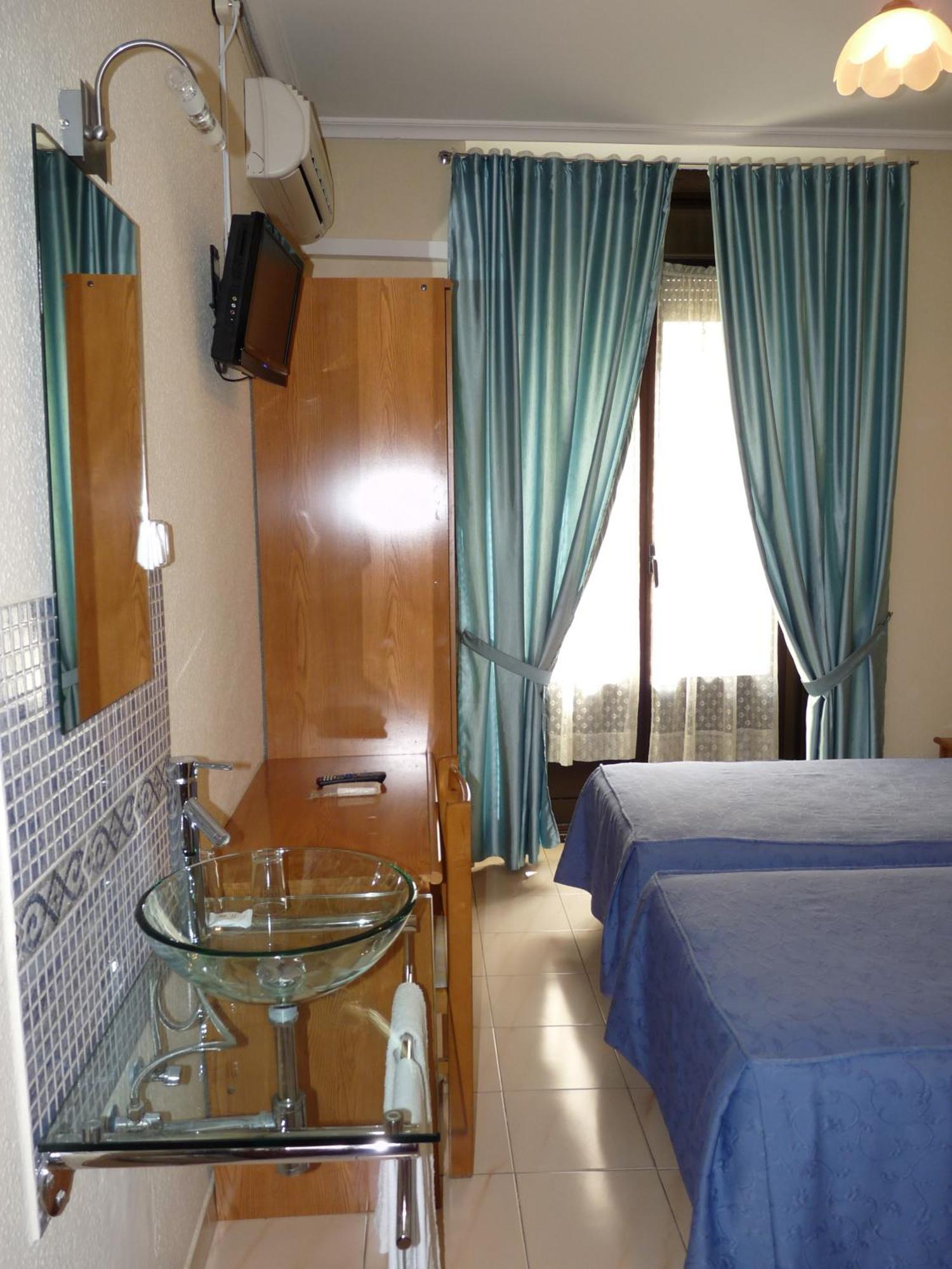 Hostal Fernandez มาดริด ภายนอก รูปภาพ